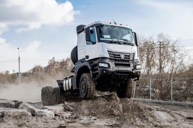 В России начали продавать экстремальный тягач КамАЗ-65954: 500 л.с., шесть колес и полный привод, цена - 10,5 млн рублей