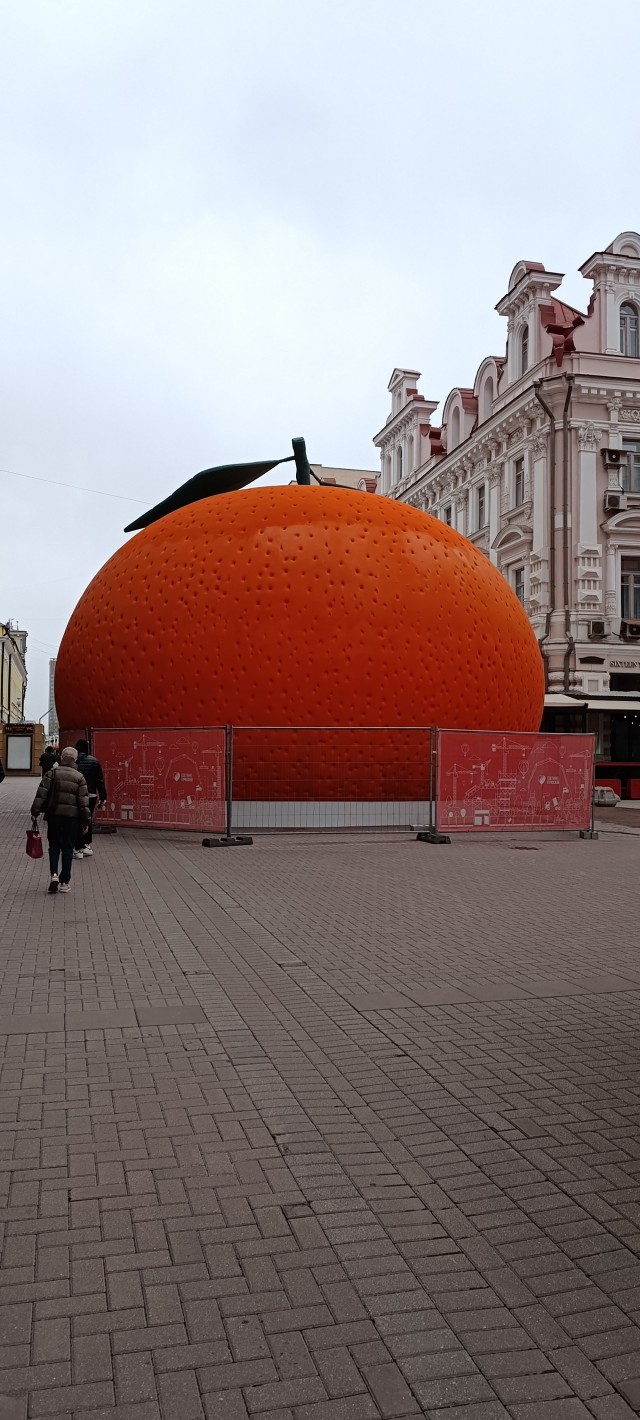 Московские власти установили в центре столицы огромную черешню