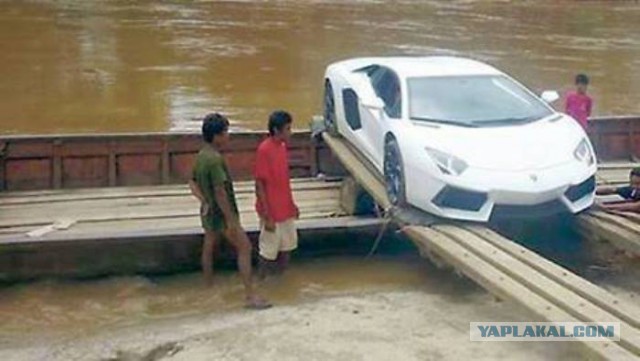 Как автомобиль на корабль грузили