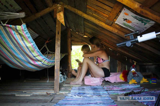 В Красноярском крае сильный ветер сорвал крышу с пятиэтажки