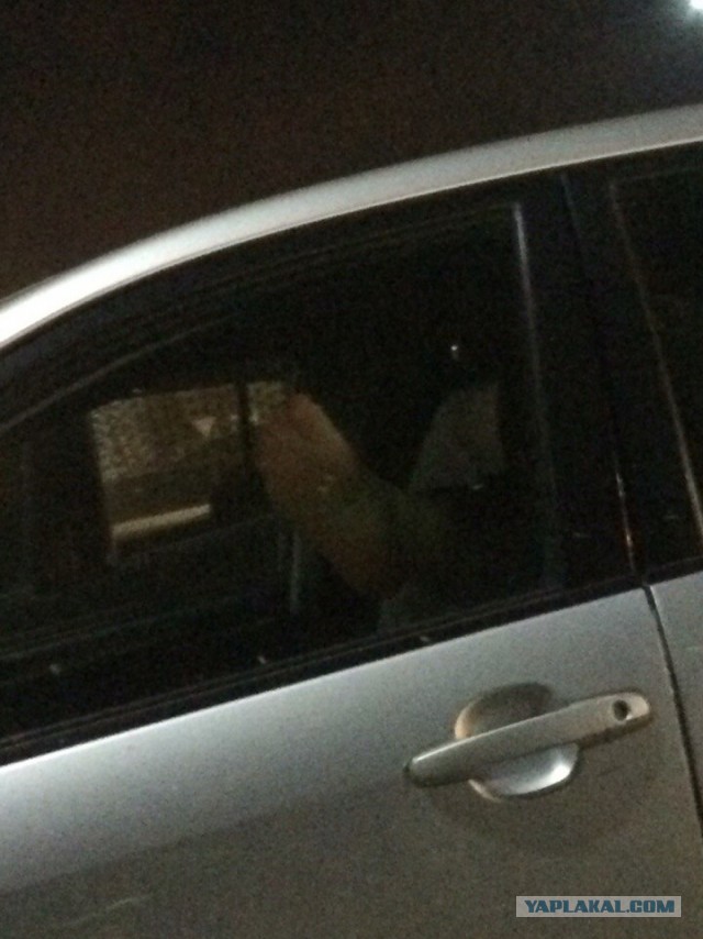Публичный секс на парковке Глобуса закончился разбитым стеклом