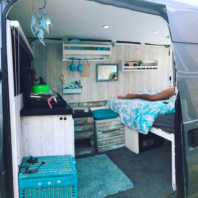 Парочка переоборудовала свой Ford Transit в дом на колесах и отправилась в путешествие