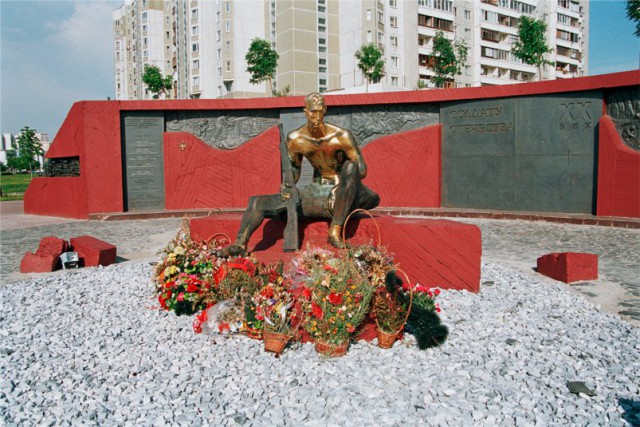 "Сделал пьяный дядя Вася?" В Салавате открывали памятник воинам-интернационалистам, а на камне оказался Халк