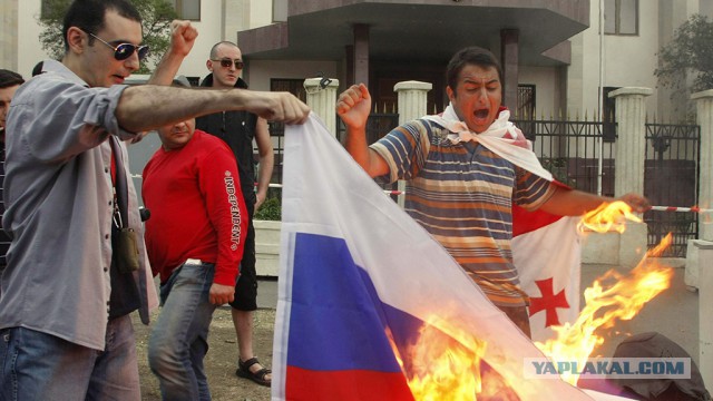 В Тбилиси протестующие сожгли флаг России в знак протеста против сокращения турпотока из РФ