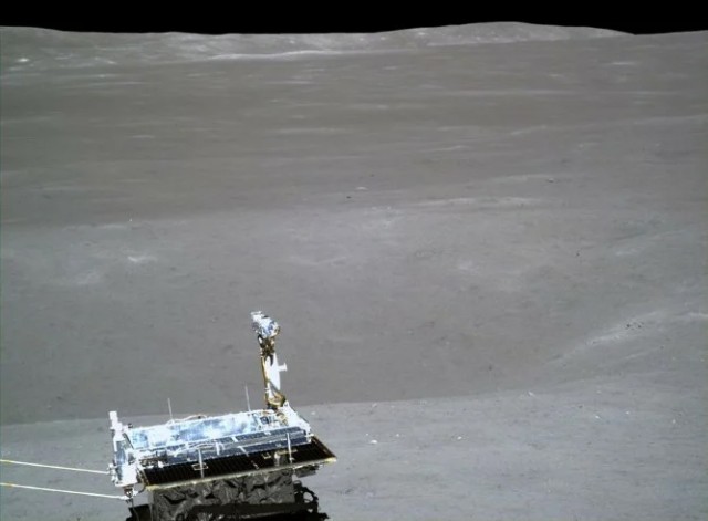 Китай опубликовал фотографии с Луны, сделанные Юйту-2