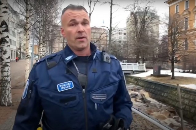 Финский полицейский набрал рекордное число просмотров за советскую песню