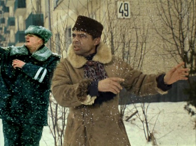 Фотожаба: полицейский в снегу