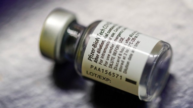 Россиянам объяснили причину, по которым вакцина Pfizer не появится в России. Это недоверие к ней населения