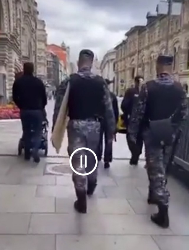 Отца ребёнка болеющего СМА задержали во время пикета на Красной площади