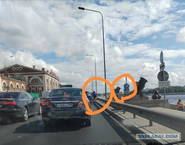 Велосипедист попал в реанимацию после того, как перед ним открылась дверь «Мерседеса»