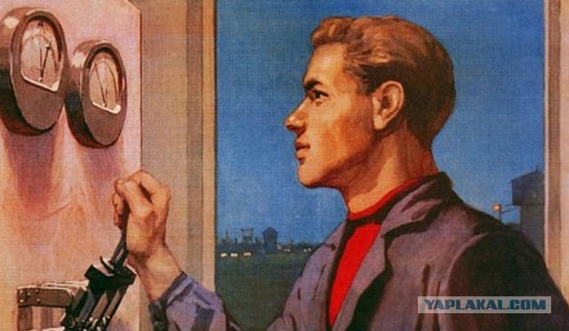 Мужчина пытается проверить, легко ли пересечь стену на границе США с Мексикой
