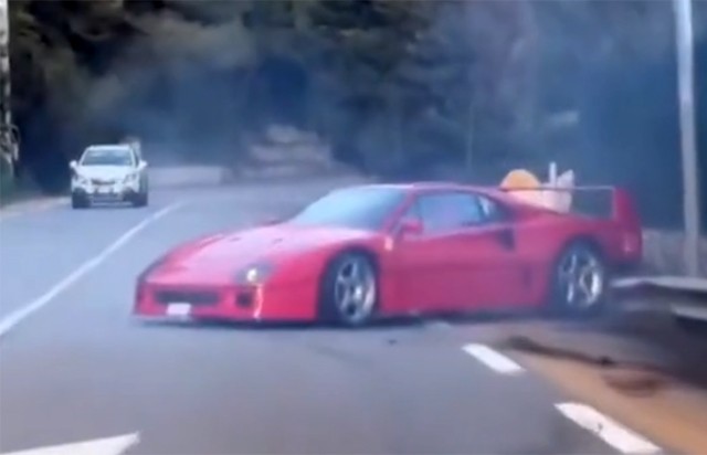 Работник автосервиса вдребезги разбил коллекционный Ferrari F40 во время тест-драйва после обслуживания