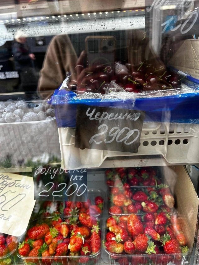 А вот и черешня подоспела. Недорого, берём.