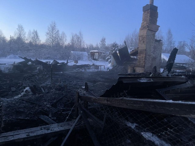 В Серове на пожаре погибли два подростка. Компания из 13 подростков (от 12 до 20 лет) отмечала Новый год