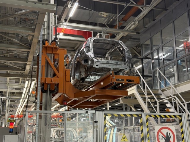 На бывшем российском заводе Volkswagen запускают ещё один кроссовер. Tenet T4L получил три экрана