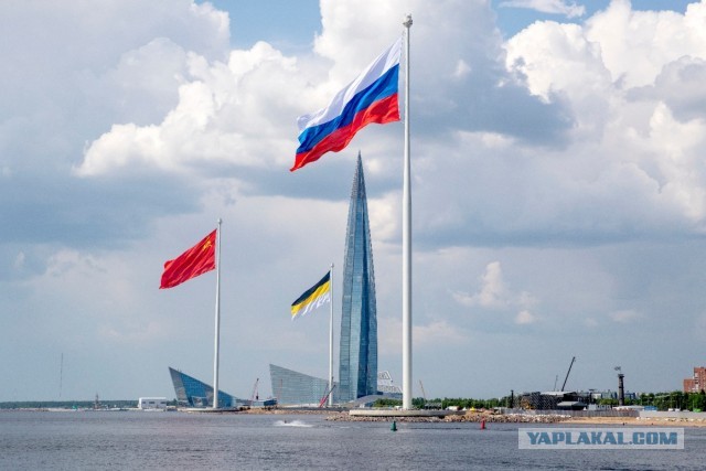 В Петербурге из-за флага в отдел доставили руководителя крымского ансамбля. Заложники ситуации — дети