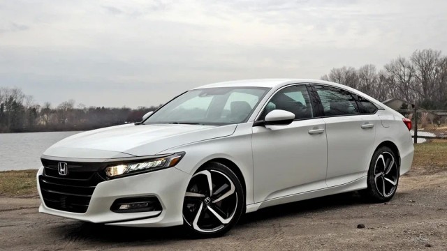 Honda представила обновленный седан Accord для японского рынка. Цена новинки ~ около 3 млн. рублей