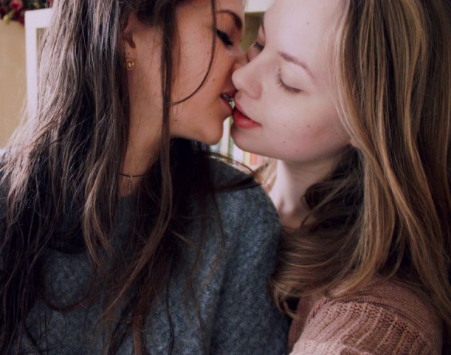 Когда девушки целуются – это просто дружба, да?