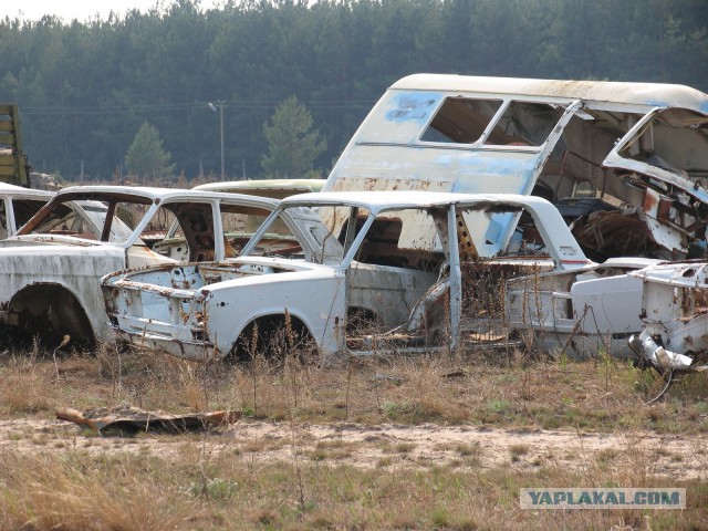 К годовщине аварии на ЧАЭС: автомобильные кладбища в зоне отчуждения тогда и сегодня