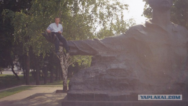 Девочка, залезшая на памятник Неизвестному солдату в Казани, расколола Интернет