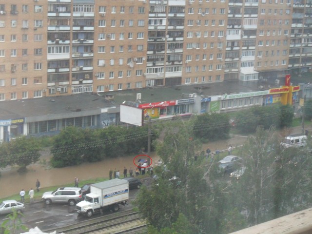 Автомобиль утонул на дороге
