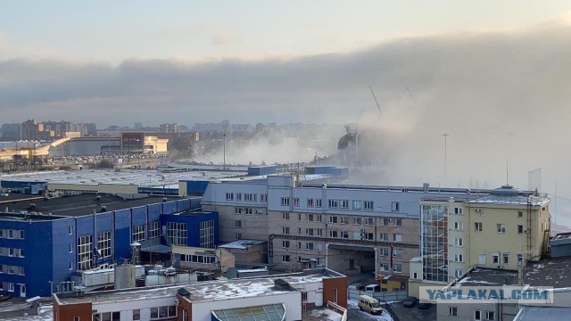 Дрон заснял, как при обрушении крыши во время сноса СКК "Петербурский" рабочий не успел вовремя вернуться в люльку...