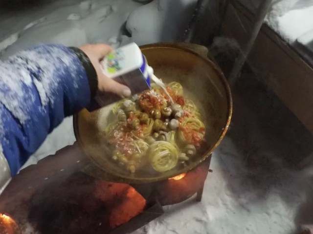 Макароны с курицей и грибами в казане