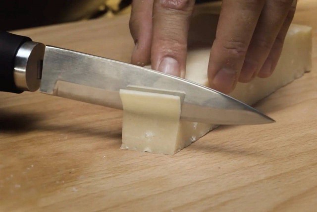 Вот, еще и нож заряжать. Чешский стартап представил ультразвуковой кухонный нож, лезвие которого вибрирует 50 тысяч раз в сек