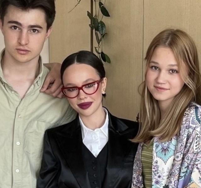 Найдите на фото среди учеников классную руководительницу