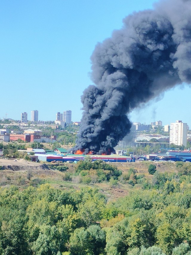 Пожар возник на рынке в Тракторозаводском районе Волгограда,