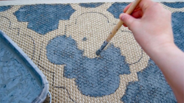 Зачем девушка это делает?