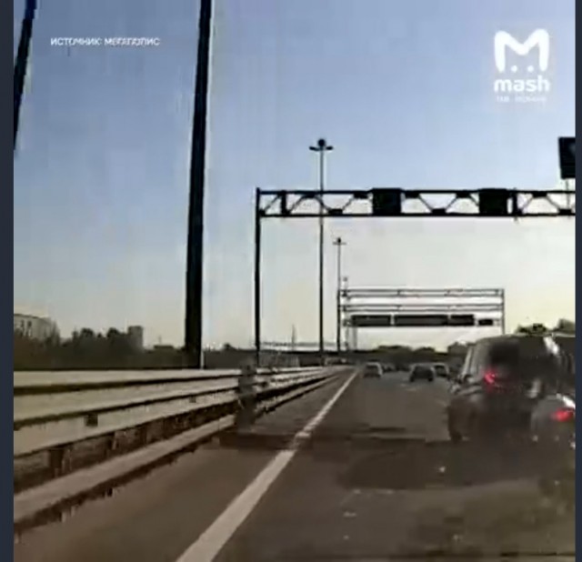 Байкера протащило по КАД после жёсткого столкновения с легковушкой в Санкт-Петербурге