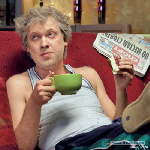 сергей светлаков перед телевизором. сергей беляков наша раша. сергея юрьевича белякова. сергей юрьевич беляков. сергей беляков с пивом.