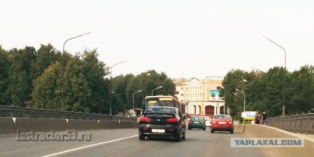 Открыл дверь и завалил междурядника...