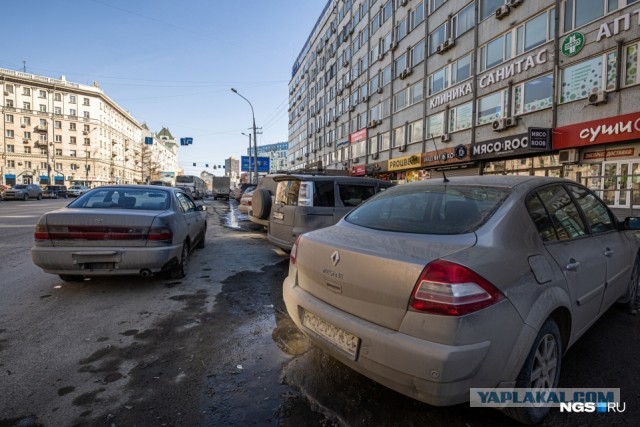 Я иду по тротуару и оглядываюсь