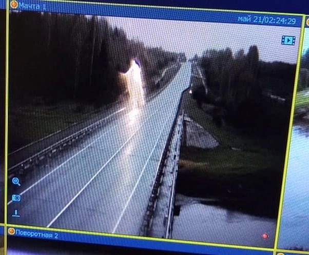 Что-то мистическое рядом? В Кировской области заметили фигуру светящегося человека в плаще