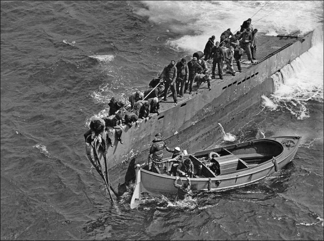 Немецкая подлодка на буксире у американского авианосца. Захват U-505
