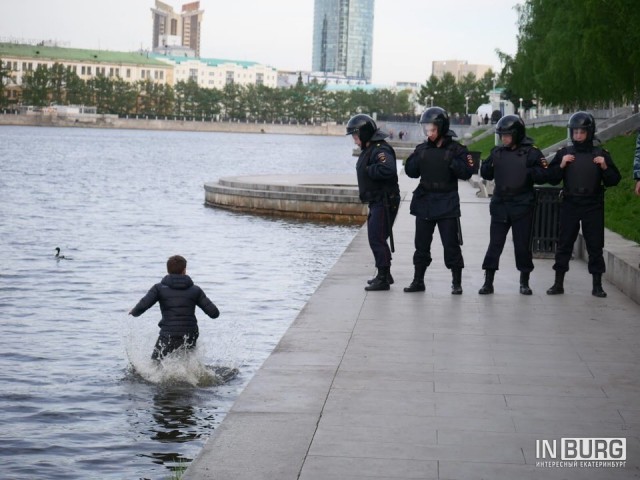 Житель Екатеринбурга попытался обойти полицейских по воде