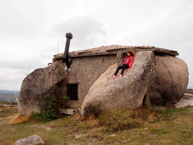 Дом, основой которого стали огромные валуны (Casa do Penedo, Португалия)