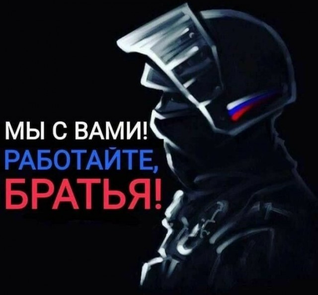 Дичь! На Пушкинской избили противника Алексея Навального, который забрался с плакатом против оппозиционера на фонарный столб