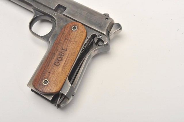 Первый в ряду "Кольтов": Colt M1900