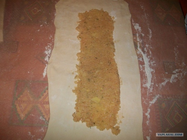 Мини пирог с сёмгой, картошкой, сыром и зеленью