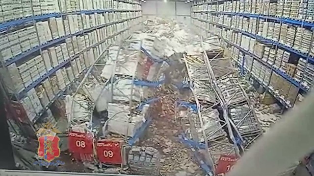 В одном из московских магазинов рухнул огромный стеллаж с алкоголем