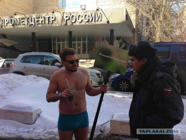 Неизвестный устроил одиночный пикет против зимы