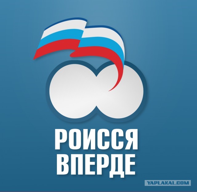 В Нижневартовске жители группами собираются у мусорных баков рядом с "Магнитом", чтобы набрать "просрочки"