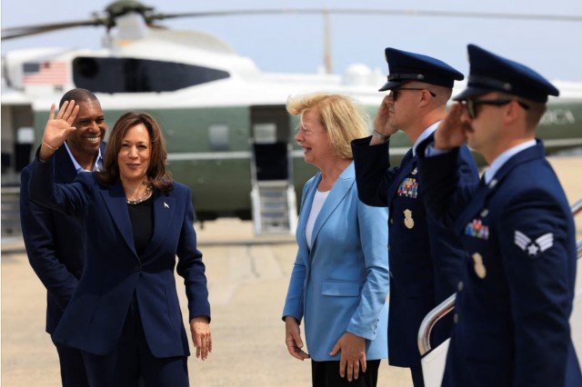 Камала Харрис опередила Трампа в первом общенациональном опросе с результатом 44% против 42% — Reuters