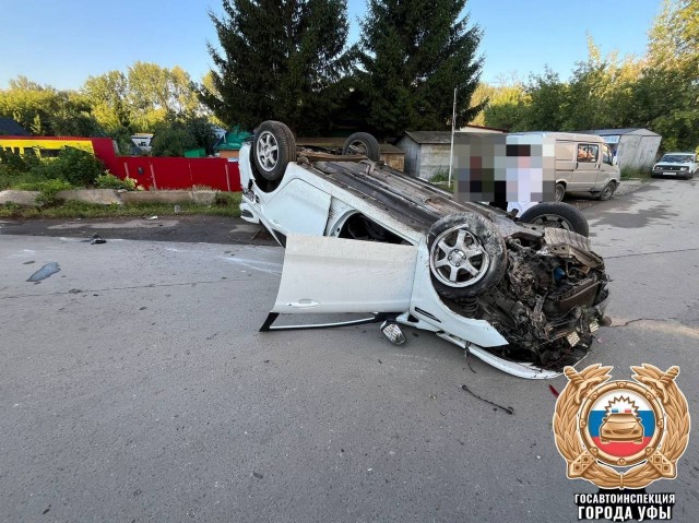 В Уфе пьяный водитель врезался в бетоннное ограждение и опрокинул авто