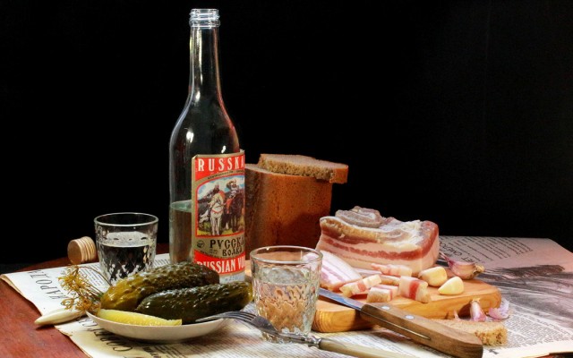 «Русским запрещено»: литовская таможня отобрала бутылку водки у политика из РФ