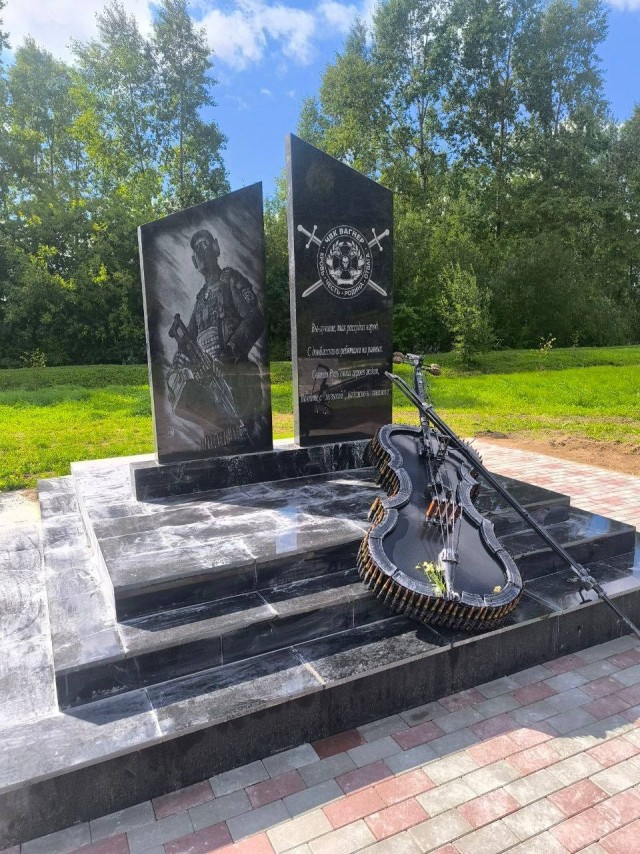Мемориал, построенный волонтёрами на свои средства.