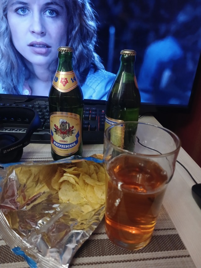 Вечер. Просмотр сериала.